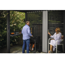 Szene einer Gartenparty mit Grill unter einer Terrassenüberdachung mit Lamellenwand