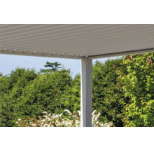 Lamellendach mit Stützpfosten im Gartenbereich