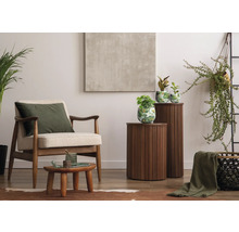 Wohnzimmer mit Sessel, Beistelltischen und Dekoration