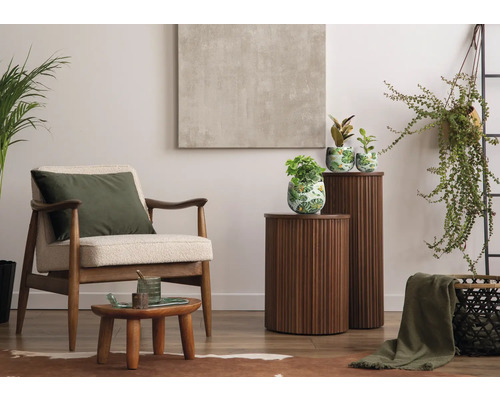 Wohnzimmer mit Sessel, Beistelltischen und Dekoration