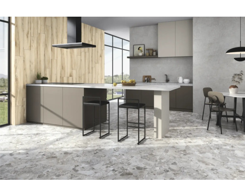 Helle, moderne Küche mit Holzwandpaneelen, Kücheninsel, Barhockern und Fliesenboden.