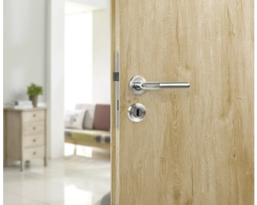 Geöffnete Zimmertür mit silberfarbener Türklinke