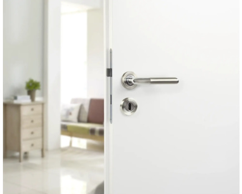 Weiße Innentür mit Türbeschlag aus Edelstahl in einem hellen Raum