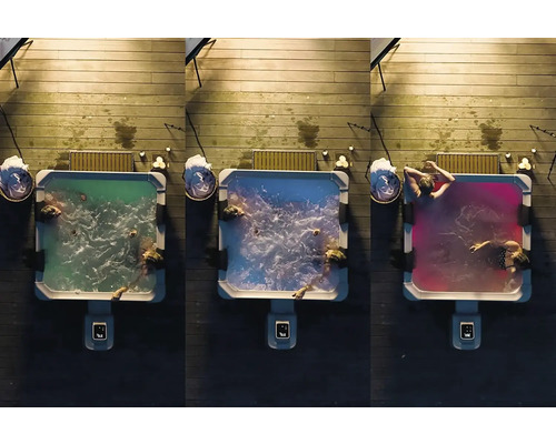 Drei Whirlpools mit farbig beleuchtetem Wasser auf einer Holzterrasse, von oben aufgenommen.