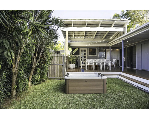 Whirlpool im Garten mit Terrasse und Gartenmöbeln