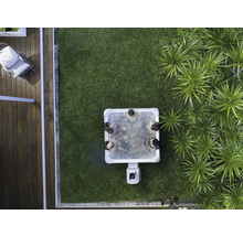 Aufnahme von oben: Garten mit Whirlpool, Rasenfläche und dekorativen Pflanzen