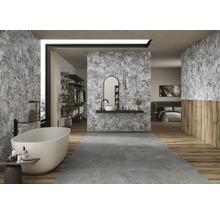 Badezimmer mit freistehender Badewanne, Waschtisch und grauen Fliesen in Steinoptik