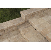 Treppenanlage aus Betonsteinen im Garten