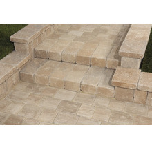 Treppe mit Pflastersteinen im Garten