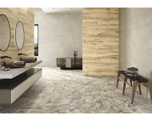 Modernes Badezimmer mit Badewanne, Waschtisch und Bodenfliesen in Marmoroptik