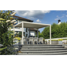 Terrasse mit Pergola, Tisch und Stühlen vor einem Wohnhaus
