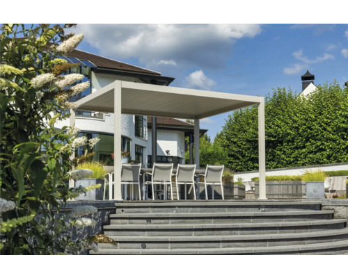Terrasse mit Pergola, Tisch und Stühlen vor einem Wohnhaus