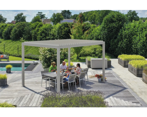 Familie speist unter einer Aluminium Pergola im Garten mit Pool
