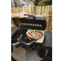 Pizza zubereiten auf einem Gasgrill mit Pizzastein und Pizzaschieber.