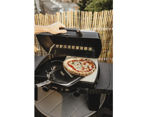 Pizza zubereiten auf einem Gasgrill mit Pizzastein und Pizzaschieber.