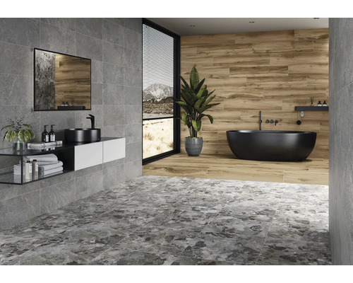 Modernes Badezimmer mit grauen Fliesen, Waschtisch, Spiegel und freistehender Badewanne.