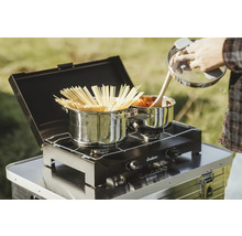 Zwei Kochtöpfe auf einem Campingkocher mit Spaghetti und Soße