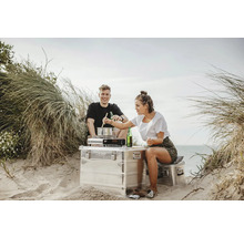 Campingküche mit Personen am Strand