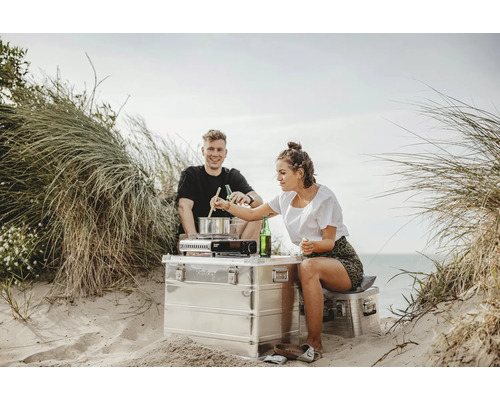 Campingküche mit Personen am Strand