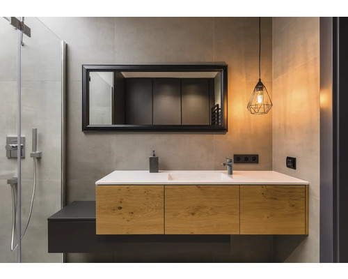 Modernes Badezimmer mit Waschtisch, Spiegel und Beleuchtung