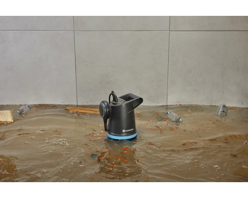 Gardena Schmutzwasserpumpe im überfluteten Raum mit Schmutz und Abfall