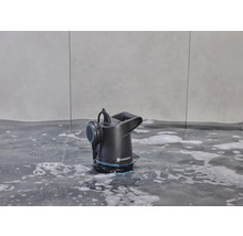 Gardena Logo auf Tauchpumpe im Wasser