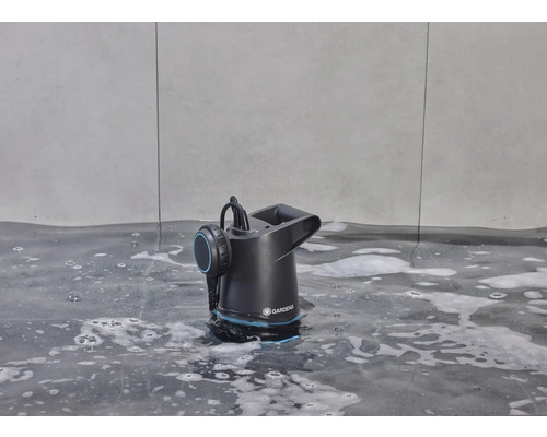 Gardena Logo auf Tauchpumpe im Wasser