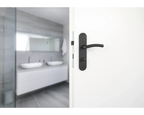 Moderne Badezimmertür mit schwarzem Türdrücker und Blick in ein helles Badezimmer