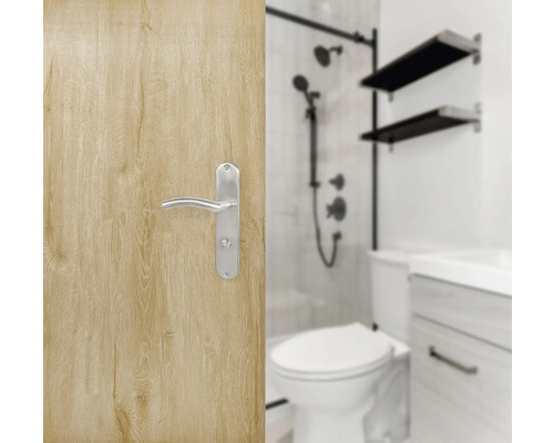 Badezimmer mit Holztür und Türgriff aus Metall