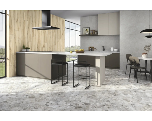 Helle, moderne Küche mit Kochinsel, Barhockern, Esstisch und Bodenfliesen in Steinoptik