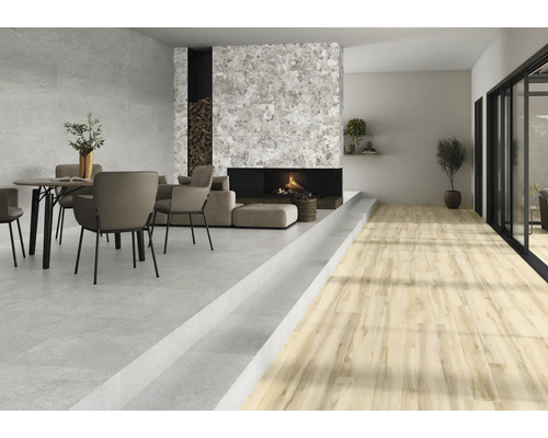 Heller Wohnraum mit Essbereich, Kamin und Holzboden