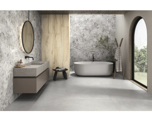 Modernes Badezimmer mit Doppelwaschbecken, Badewanne und Fliesen in Marmoroptik.