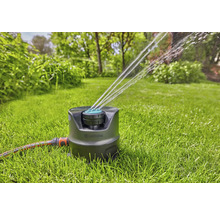 Gardena Vielflächenregner auf Rasen mit Wassersprühstrahlen
