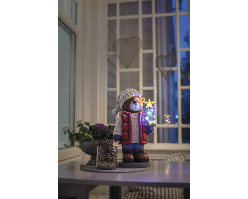 Dekorative Bärenfigur mit LED Weihnachtsbaum auf einem Tisch in einem Raum.
