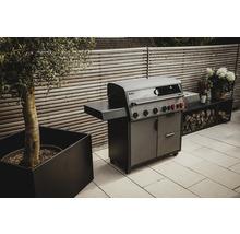 Gasgrill mit Seitenablage, Unterschrank und Holzregal auf einer Terrasse