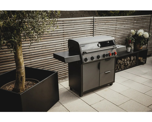 Gasgrill mit Seitenablage, Unterschrank und Holzregal auf einer Terrasse