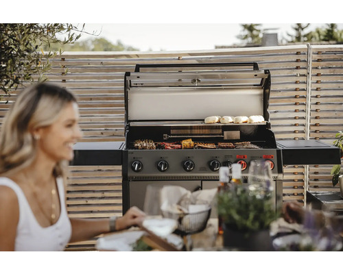 Szene mit einem Grill und Speisen im Freien