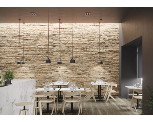 Innenraum mit Wandverkleidung in Steinoptik, Pendelleuchten und Tischen mit Stühlen.
