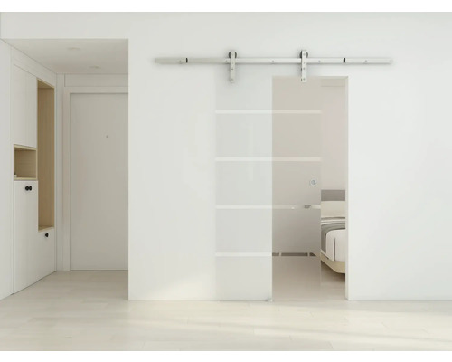 Innenansicht eines Raumes mit einer Glasschiebetür