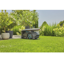 Rasenmähroboter mit Ladestation im Garten