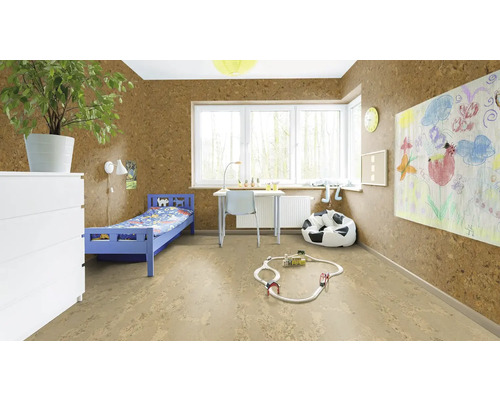 Kinderzimmer mit Bett, Schreibtisch und Korkboden.