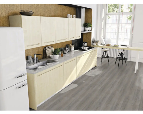 Moderne Küche mit Einbauschränken, Spüle, Kochfeld, Küchentheke und Barhockern in einem hellen Raum.