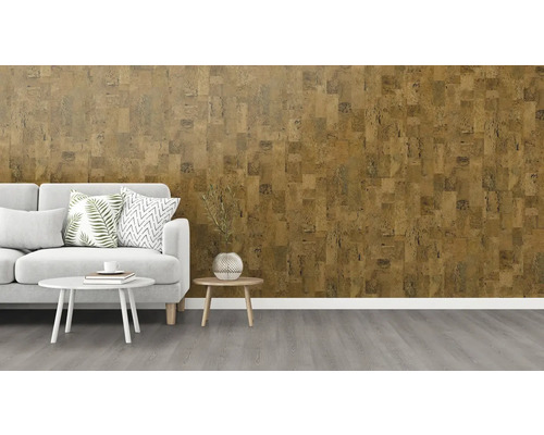 Wohnzimmer mit Korktapete, Sofa und Beistelltischen