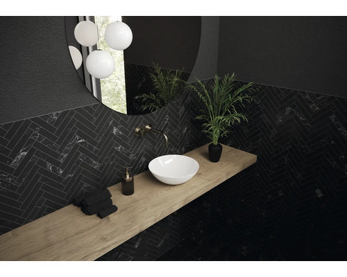 Modernes Badezimmer mit Waschbecken, Armatur, Spiegel und dunklen, gemusterten Fliesen