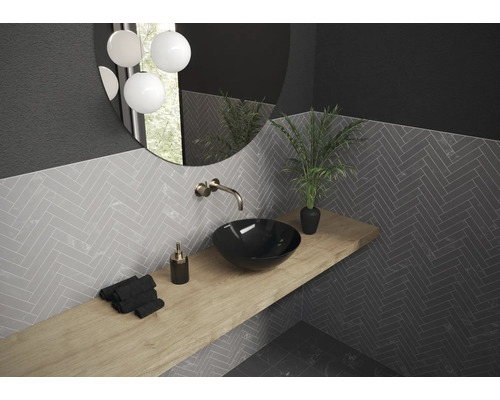 Modernes Badezimmer mit Waschtisch, Aufsatzwaschbecken, Spiegel und Wandfliesen im Fischgrätmuster