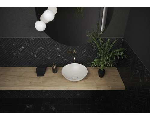 Modernes Badezimmer mit Aufsatzwaschbecken, Holzarbeitsplatte und dunklen Fischgrätenfliesen.