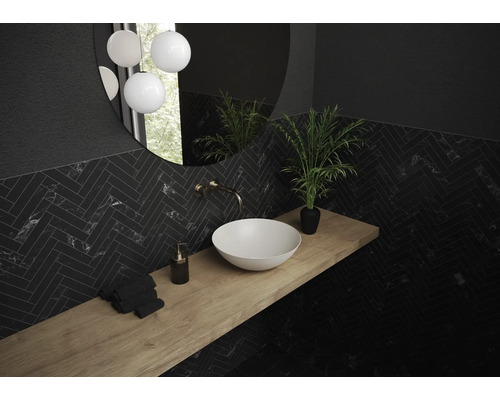 Badezimmer mit schwarzem Fischgrätenmuster, Aufsatzwaschbecken und Holztisch