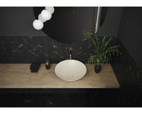 Modernes Badezimmer mit Aufsatzwaschbecken, Holzablage und dunklen Marmorfliesen