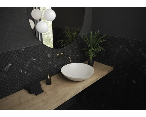 Modernes Badezimmer mit Aufsatzwaschbecken, Holzarbeitsplatte und dunklen Fischgrätenfliesen