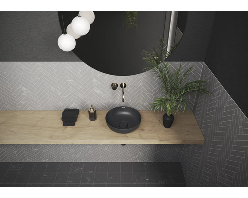 Modernes Badezimmer mit Aufsatzwaschbecken, Spiegel und Holzablage